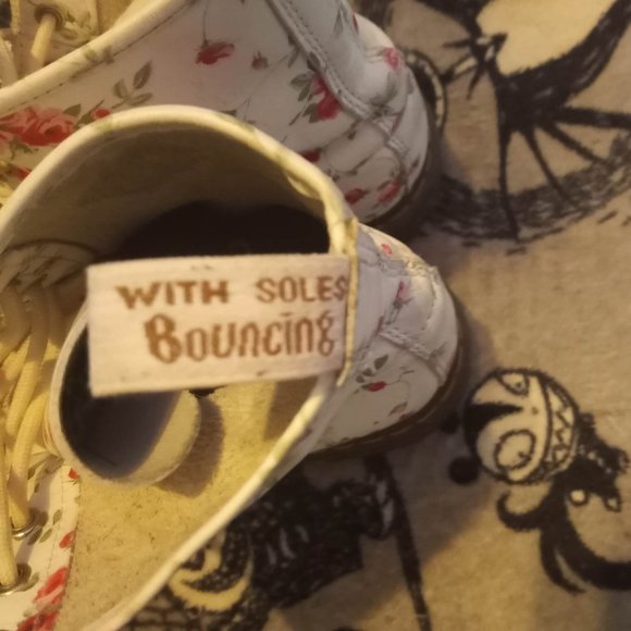 Dr. Martens Rare White Floral 1460 Pascal Boots in Portland Rose - Picture 4 of 8